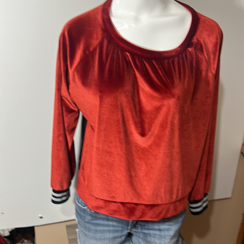 GIOIA VELVET TOP CROPPED LONG SLEEVES LACED BACK IN SIZE MEDIUM